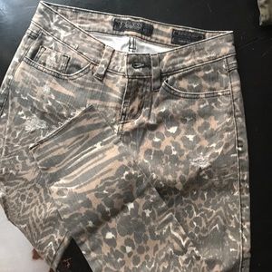 GUESS NWOT Animal skinny jeans- perfect- 25